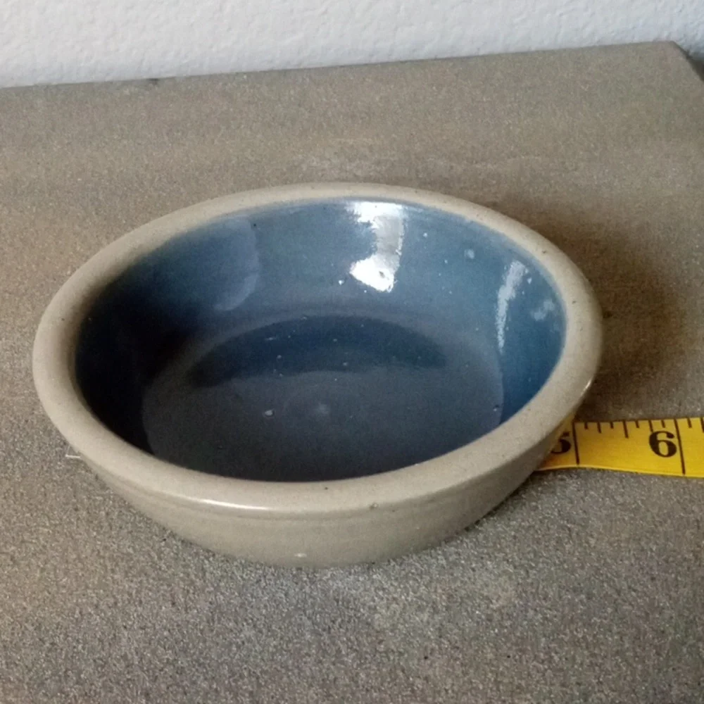 Bundle of 4 Small Dog / Cat Food and Water Dishes.